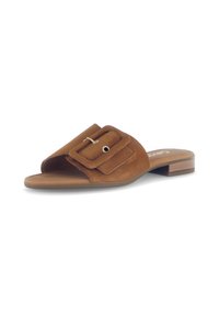 Infradito in suede marrone con punta aperta e dettaglio decorativo con fibbia. Tacco basso e soletta liscia.