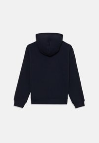 Marinblå hoodie, bomullsmaterial, klassisk design, med dragsko i huvan, ribbade ärmslut och fåll; inga synliga logotyper eller mönster.