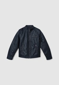 Granatowa skórzana kurtka motocyklowa z stojącym kołnierzem, zamkiem z przodu i trzema kieszeniami na zamek. Oferuje teksturowane panele na rękawach.