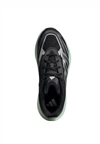 Scarpa sportiva nera con tomaia in mesh testurizzato, dettagli argento e suola in gomma verde menta. Presenta un sistema di allacciatura tradizionale e una forma ergonomica.