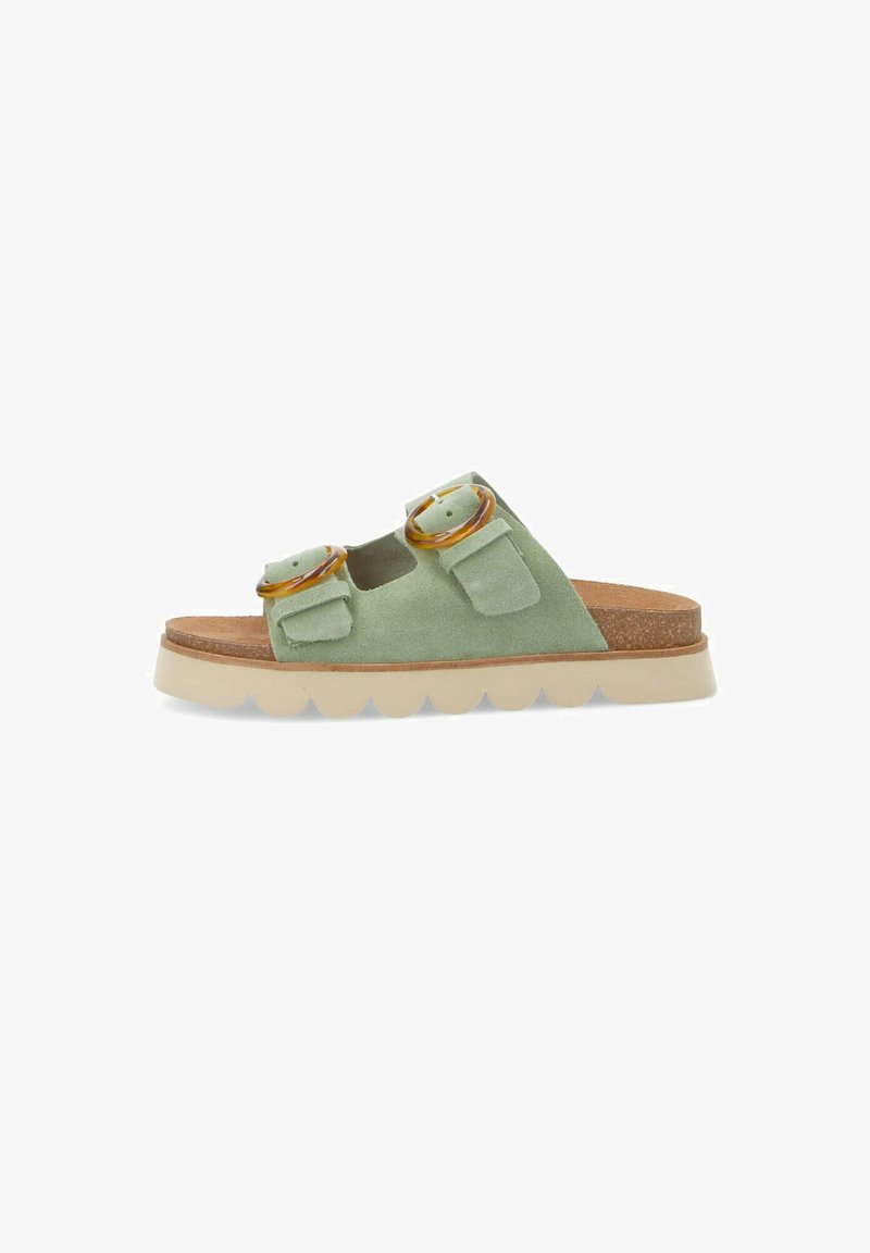 infradito in suede verde con due cinturini regolabili, fibbie rotonde in tonalità oro, soletta in sughero e suola in gomma beige con bordo ondulato.