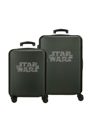 Dos maletas negras con ruedas y mangos telescópicos, cada una con un logo de "Star Wars" compuesto por un texto pequeño repetido, sobre un fondo blanco.