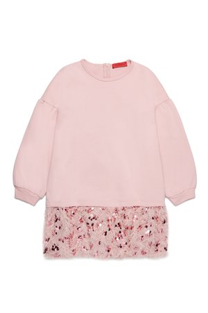 Lys rosa genser med puffede ermer, med en pelsaktig nedre del prydet med rosa og sølv paljetter. Glidelås bak.