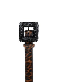 Curea din piele cu imprimeu leopard, prevăzută cu o cataramă pătrată împodobită cu pietre negre. Modelul texturat adaugă interes vizual designului.