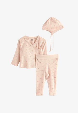 Třídílný kojenecký komplet z lehké růžové bavlny, obsahující překládaný top s dlouhými rukávy, odpovídající kalhoty a čepičku se šňůrkami. Celý komplet zdoben květinovým vzorem.