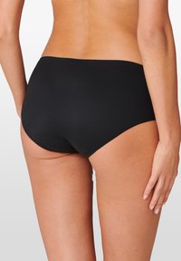 Culotte noire taille haute en tissu lisse, avec un design sans coutures et une couverture modérée à l'arrière et sur les côtés.