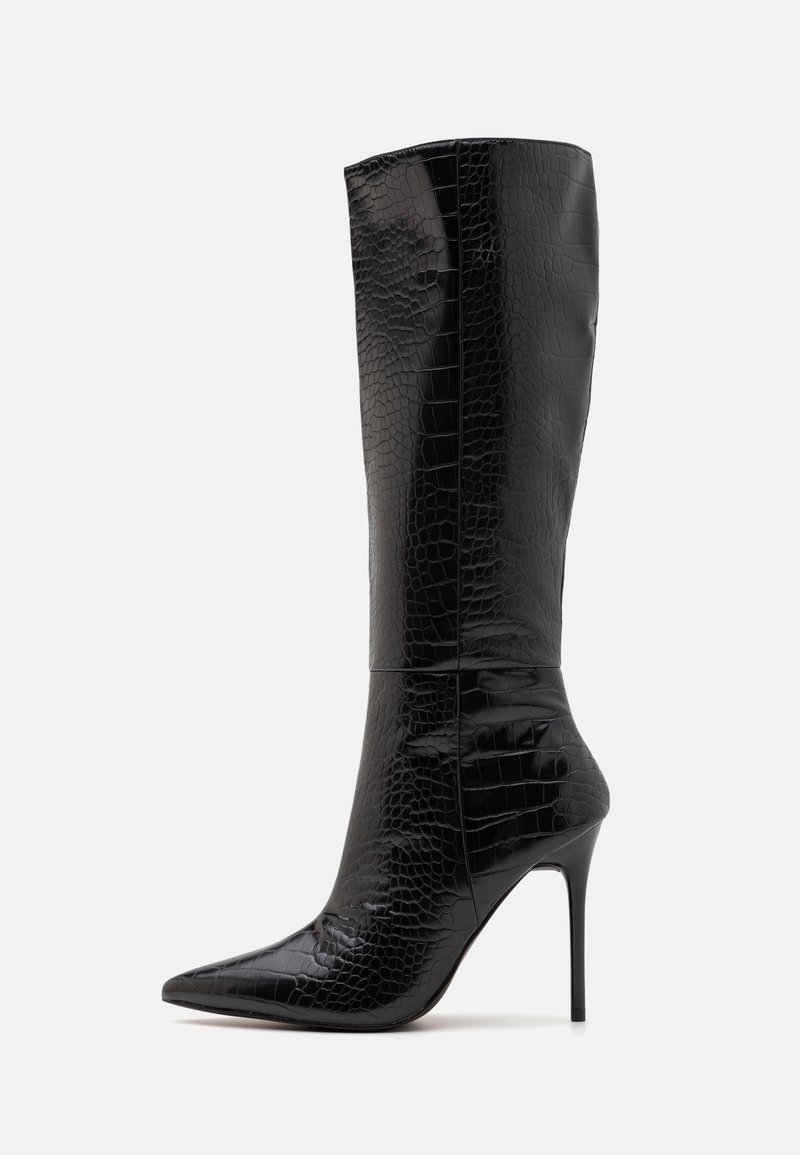 Svarta knähöga stövlar med ett glansigt krokodilmönster, spetsig tå, hög stilettkloss och slät textur. Sömdetalj synlig längs sidan.