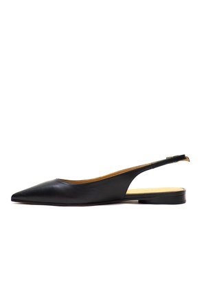 Scarpa bassa nera in pelle con punta appuntita, cinturino regolabile e tacco basso, mostrata di profilo su sfondo bianco.