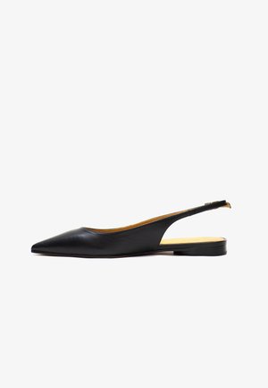 Scarpa bassa nera in pelle con punta appuntita, cinturino regolabile e tacco basso, mostrata di profilo su sfondo bianco.