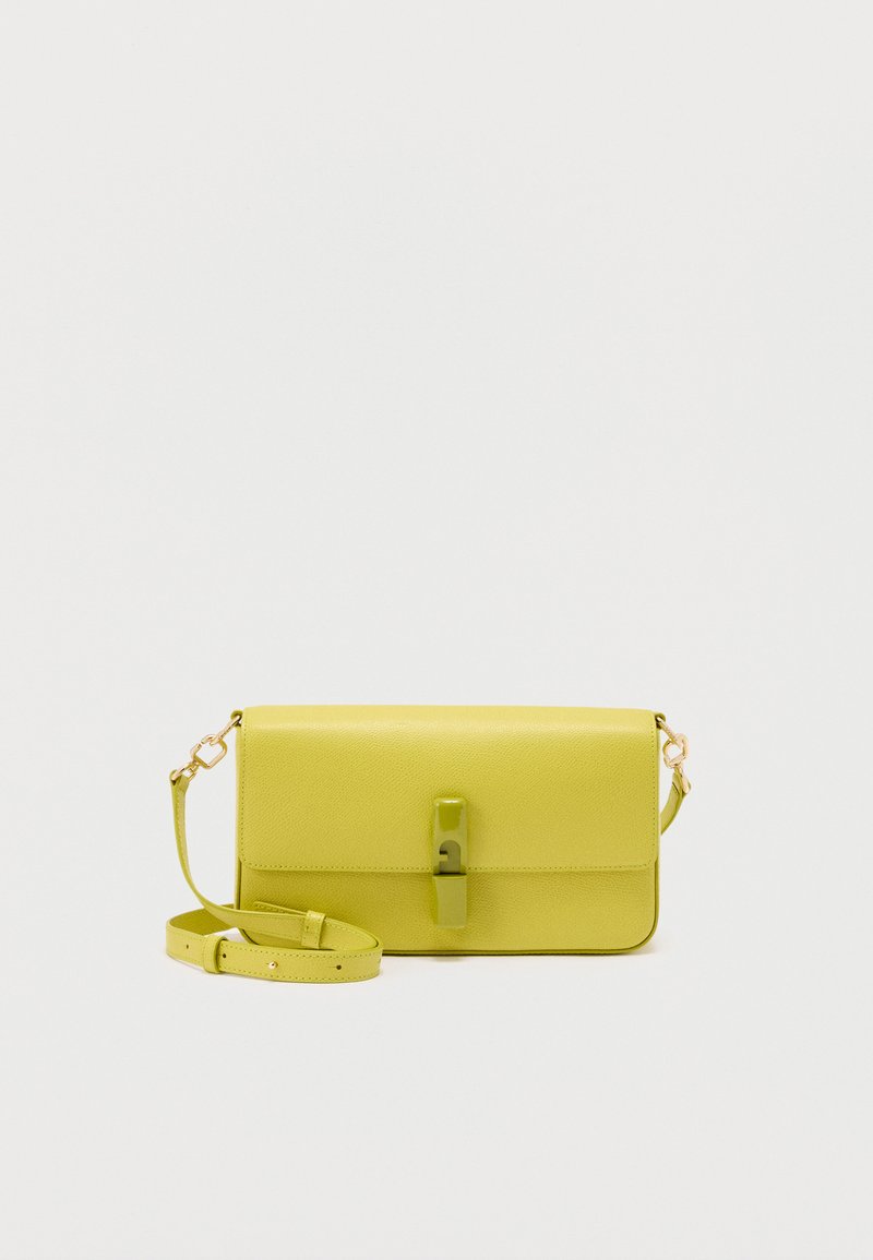 Κίτρινη δερμάτινη τσάντα ώμου με ρυθμιζόμενο λουρί και κλείδωμα με αγκράφα στο μπροστινό μέρος, τοποθετημένη σε απλό λευκό φόντο.