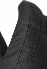 Svart tyghandske med slät textur, med förstärkt söm längs kanten och en profilerad design för grepp.