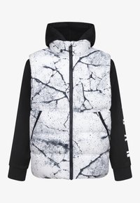 Hvid puffer-vest med sort sprækket mønster, lynlås foran, hætte og sorte ærmer med hvid tekst på venstre arm.