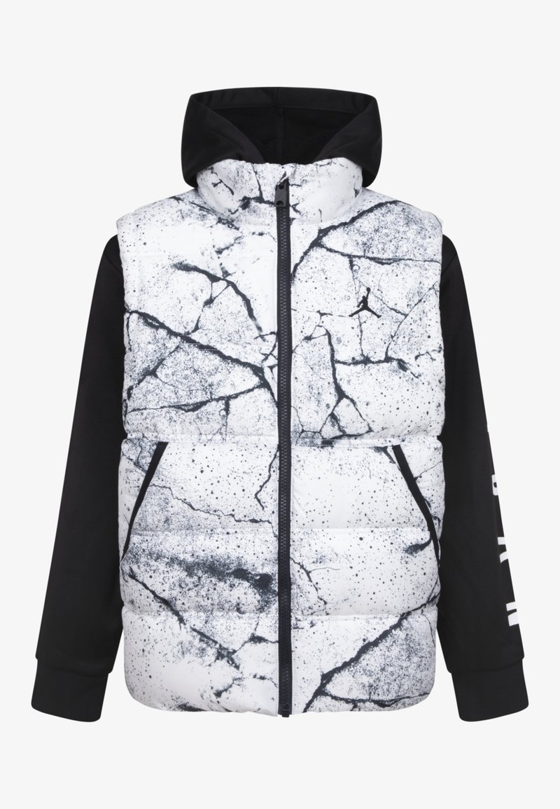 Hvid puffer-vest med sort sprækket mønster, lynlås foran, hætte og sorte ærmer med hvid tekst på venstre arm.