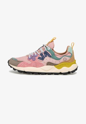 Sneaker multicolore con accenti di suede rosa, verde e marrone, inserti in rete, lacci rotondi e una suola in gomma testurizzata con profondi intagli.