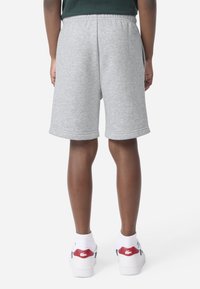 Grå bomuldsblandede shorts med afslappet pasform og elastisk talje. Glat tekstur og opsmøgede kanter. Bruges med hvide sneakers.