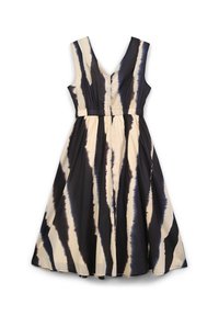 Ärmfri midi-klänning med V-urringning och samlad midja, med vertikala svarta och beige batikrandningar på lätt tyg.