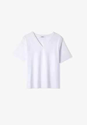 Weißes, kurzärmliges T-Shirt mit V-Ausschnitt, das über eine strukturierte Gestaltung an den Schultern und einen weichen, glatten Stoff verfügt.