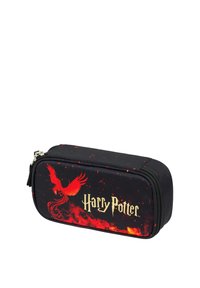 Černá peněženka na tužky s designem červeného fénixe a textem "Harry Potter" ve zlaté barvě. Má zipové uzavírání a hladký povrch.