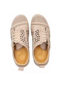 Lichtbeige leren schoenen met geperforeerd ontwerp, ronde neus, vetersluiting en contrasterende textuur binnenzool.