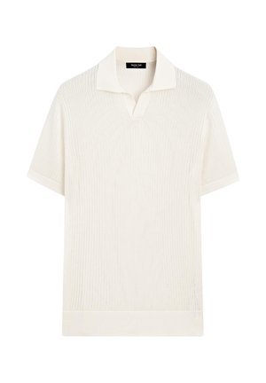 Cremfarbendes Poloshirt mit kurzen Ärmeln aus Strick mit geripptem Kragen, strukturiertem, vertikalem Muster und breitem Saum, auf weißem Hintergrund präsentiert.