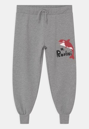 Pantalones deportivos grises con puños y cintura elásticos, con un gráfico de orca en rojo y blanco y el texto "m. Rodini" en el muslo izquierdo.