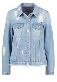 Ljusblå denimjacka med knappfront, två bröstfickor, fransade kanter och slitna detaljer vid kragen, bröstet och ärmarna.