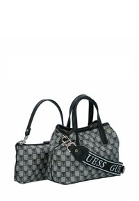 Ensemble de sacs à main noir et gris avec une finition texturée. Le sac plus grand possède des poignées doubles et une bandoulière amovible, avec des accessoires en métal argenté.