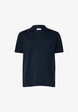 Granatowa koszulka polo z krótkim rękawem, wykonana z teksturowanej tkaniny, z kołnierzem w serek i kieszonką na piersi, przedstawiona na białym tle.