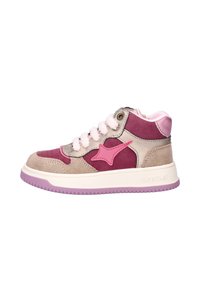 Hoge sneakers van roze en beige suede, met een roze steraccent, witte veters en een paarse rubberen zool.