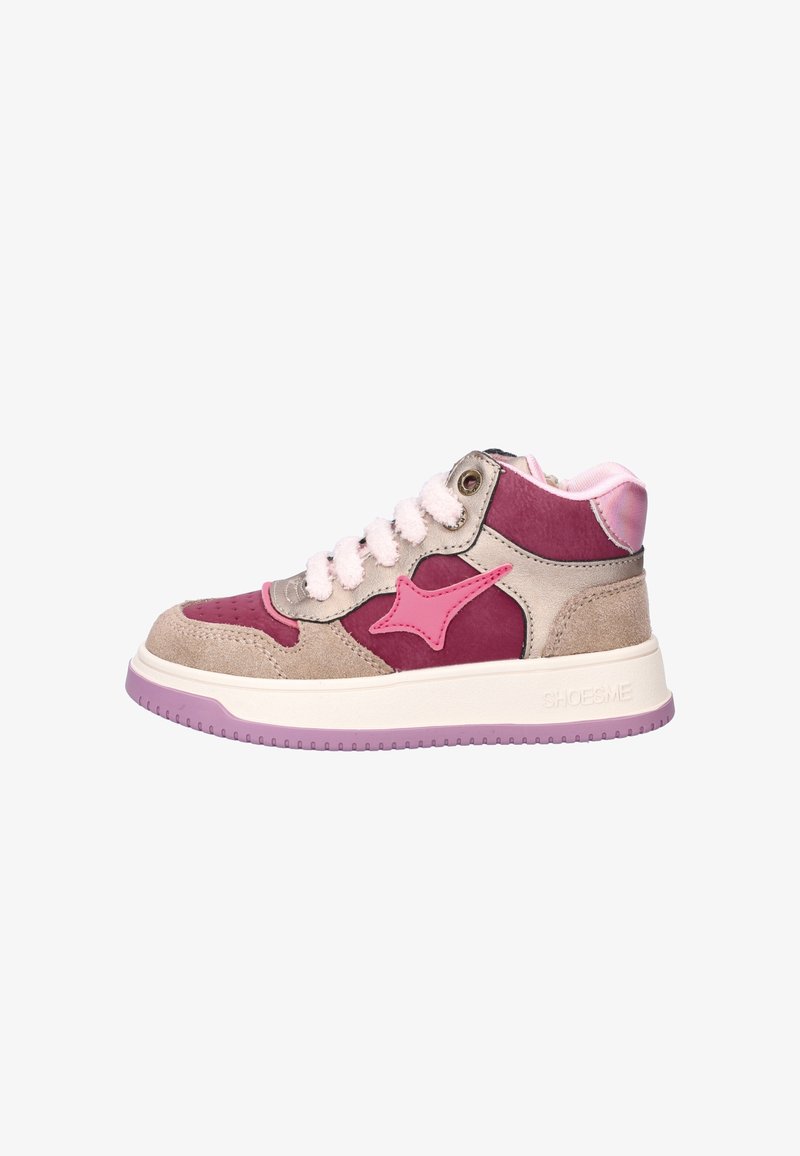 Hochtop-Sneaker aus pinkem und beigem Wildleder, mit einem pinken Sternakzent, weißen Schnürsenkeln und einer lila Gummisohle.