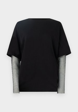 Camiseta preta de manga curta com decote redondo, apresentando mangas de malha metálica com um padrão de diamante. Corpo em algodão suave, ajuste descontraído.