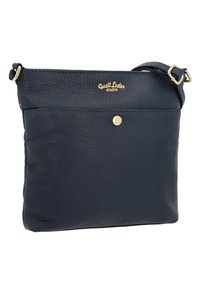 Borsa a tracolla in pelle blu navy con finitura testurizzata, logo e dettagli in oro, e chiusura frontale a scatto. Forma rettangolare compatta.