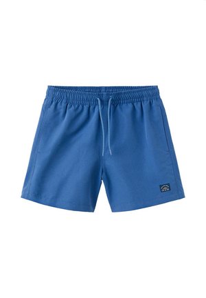 Short de bain bleu pour homme avec taille élastique, cordon blanc, poches latérales et une petite étiquette noire avec texte sur la jambe gauche.