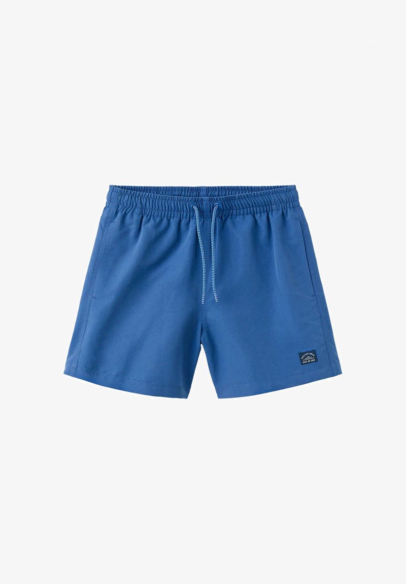Short de bain bleu pour homme avec taille élastique, cordon blanc, poches latérales et une petite étiquette noire avec texte sur la jambe gauche.