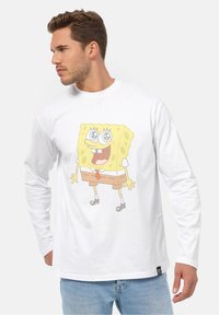 Hvid langærmet T-shirt med et stort, farverigt SpongeBob SquarePants motiv på fronten. Blødt bomuldsstof, afslappet pasform.