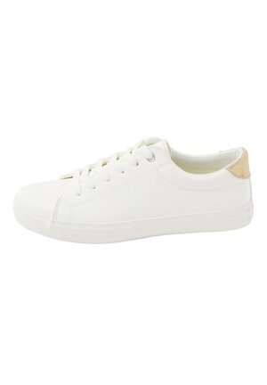 Baskets basses blanches avec lacets blancs, surface lisse et accent beige au talon, isolées sur fond blanc.