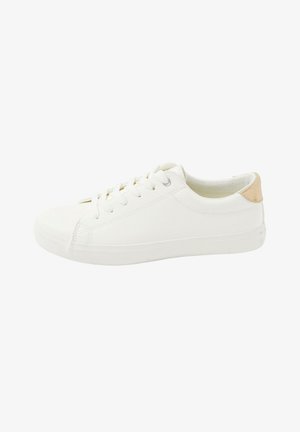 Zapatilla deportiva blanca de corte bajo con cordones blancos, superficie lisa y detalle beige en el talón, aislada sobre un fondo blanco.