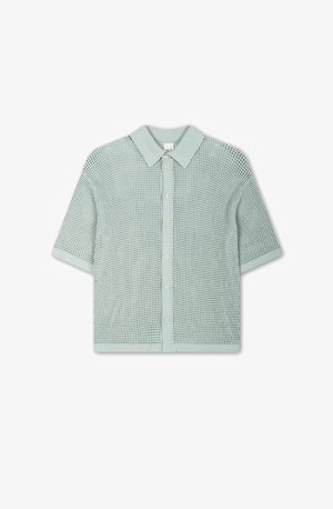 Džemper u mint zelenoj boji s kratkim rukavima i dugmadi sprijeda, s teksturiranim otvorenim mrežastim dizajnom i klasičnom kragnom.