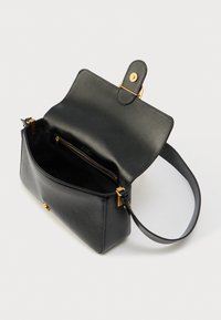 Μαύρη δερμάτινη τσάντα ώμου με υφή. Διαθέτει χρυσό κούμπωμα, ρυθμιζόμενο λουράκι και εσωτερική τσέπη με φερμουάρ.