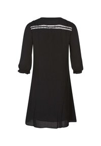 Zwarte jurk met driekwart mouwen, een losse pasvorm, geribbeld textuur en een decoratieve elastische band met zilverkleurige accenten over de rug.