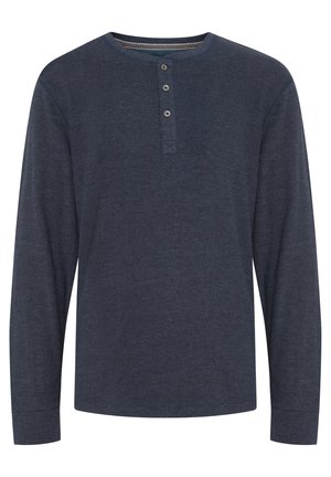 Mornarica dug rukav henley majica s tri dugmeta, izrađena od teksturiranog materijala, koja ima okrugli izrez i rukave s manžetama.