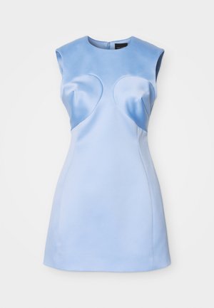 Abito in satin blu con una silhouette aderente. Presenta spalle strutturate, cuciture curve sul busto e un colletto rotondo. Chiusura con zip sul retro.