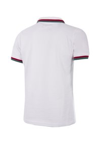 Polo shirt blanc à manches courtes, avec un col multicolore aux rayures rouges et vertes et un ourlet droit. Matériau en coton doux.