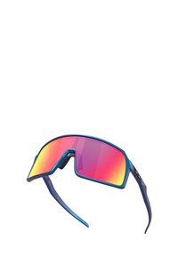 Occhiali da sole sportivi con un telaio in plastica blu, grandi lenti specchiate con una sfumatura arcobaleno e braccia sottili e angolari.
