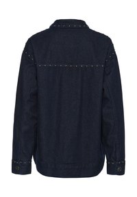 Temna jeans jakna z okrasnimi kovinskimi nagubanji ob ramenih in manšetah, s klasičnim ovratnikom in gumbnim zapiranjem na zapestjih.