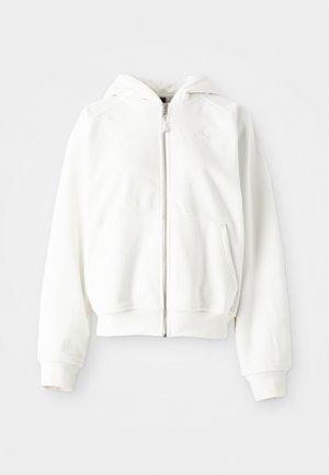 Fehér, cipzáros kapucnis pulóver, puha, texturált anyagból készült. Elöl zsebe van, bordázott mandzsettái és hozzákapcsolt kapucnija van. Nincsenek látható logók.