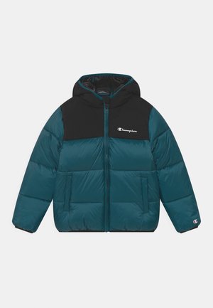 Blauer Steppjacke mit schwarzem Einsatz am Schulterbereich und Kapuze, durchgehendem Frontreißverschluss, zwei Seitentaschen und Champion-Logo auf der Brust sowie am linken Ärmel.