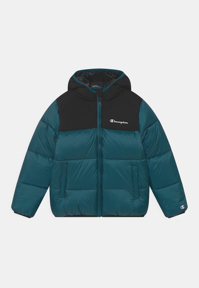 Giacca a vento turchese con yoke nero e cappuccio, zip frontale completa, due tasche laterali e logo Champion sul petto e sulla manica sinistra.