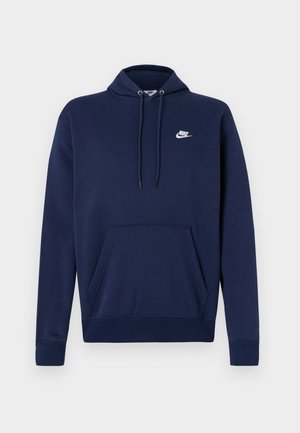 Tamnomodra Nike kapuca z kengurskim žepom, kapuljačom na vezanje i bijelim logotipom na lijevoj strani prsa. Mekani materijal s rebrastim manžetama.