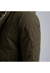 Maslinasta jakna s prešanim uzorkom, podesivom vezicom i zakrpom na ruci s oznakom logotipa.